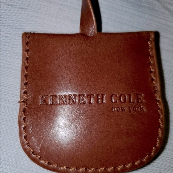 Kenneth Cole New York Small Handbag NWOT. Magnetic closure. - Picture 3 of 4